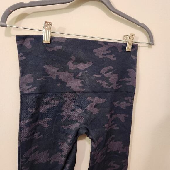 SPANX Look At Me Now Seamless Black Camo Leggings Size Medium - Picture 3 of 10